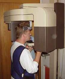 Zahnarzt München: Beim Panorama Röntgen läuft die Röhre in ca. 15 Sekunden um sie herum wenn Sie ganz stillhalten wird es ein scharfes gutes Röntgenbild