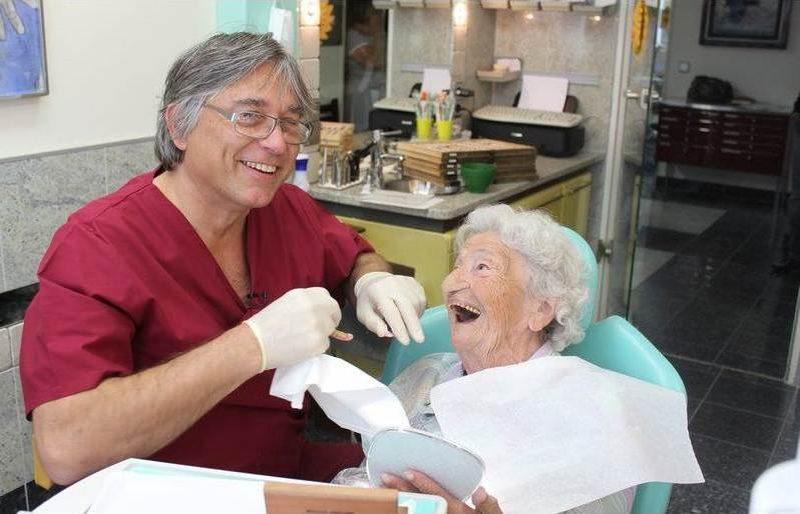 100 jährige erhält minimalinvasives Zahnimplantat neue Altersgrenze