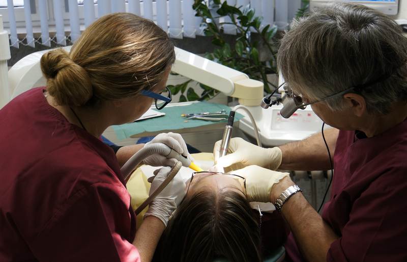  minimalinivasive Sofortimplantate fast ohne Blut Schmerz Knochenverlust bei Zahnarzt München.