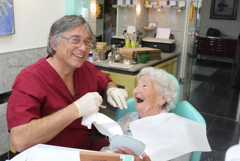 "Today I'm having my teeth made beautiful": a 100-year-old receives a dental implant 100-year-old patient receives implants from Dr Junk in Berg am Laim/Trudering - historical case
