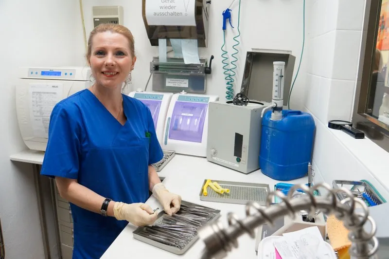 Instrument packaging and sterilisation chamber