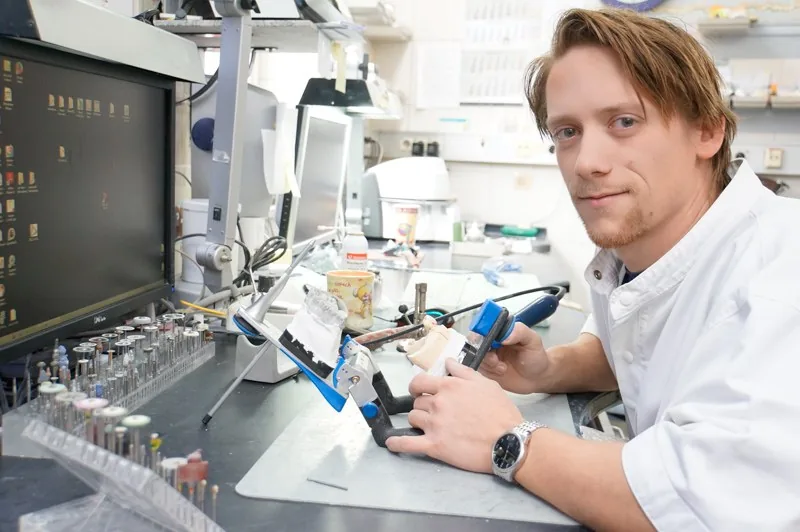 Controllo dell'occlusione: l'articolatore verifica l'integrazione delle arcate Controllo dell'occlusione con un articolatore
