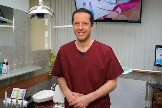 Dentista e maestro odontotecnico Richard Forster Dentista e maestro odontotecnico Richard Forster