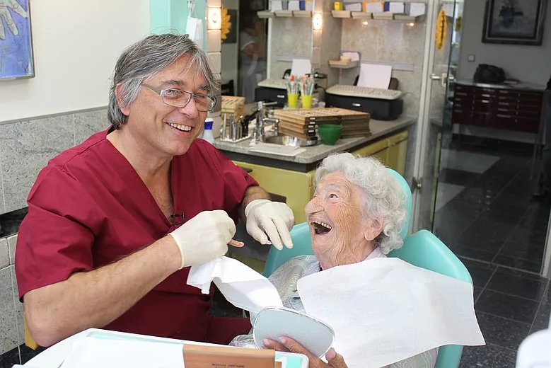 Limiti di età, impianti e odontoiatria geriatrica